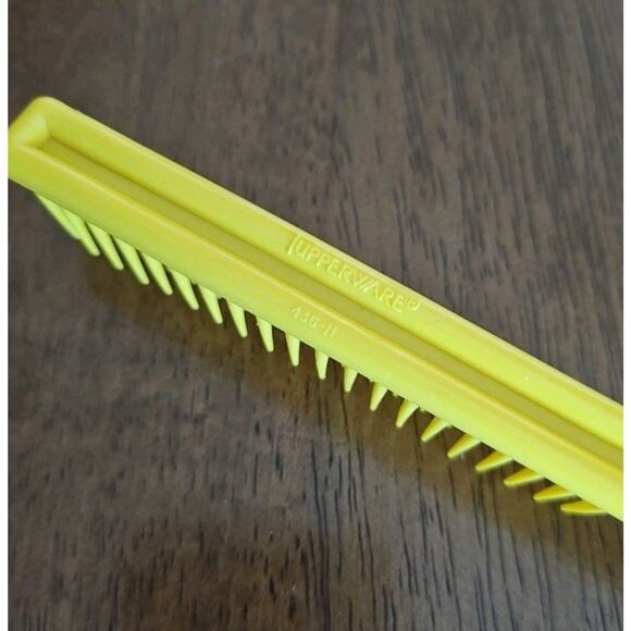 Vtg Tupperware 8" Mustard Yellow 436 Teaser Hair Comb Brush Teasing NOS - Picture 2 of 3
